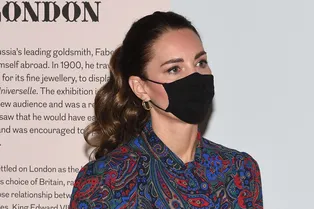 В стиле 70-х: Кейт Миддлтон в яркой блузке с узором пейсли на выставке в Лондоне