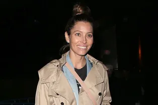 Джессика Бил экспериментирует с многослойностью в Лондоне