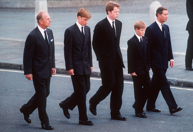 Принц Филипп, принц Уильям, граф Спенсер, принц Гарри и принц Чарльз следуют за гробом принцессы Дианы в Лондоне, 6 сентября 1997 года
