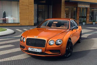 Оранжевый — хит сезона, или Почему все в восторге от Bentley Flying Spur W12 S