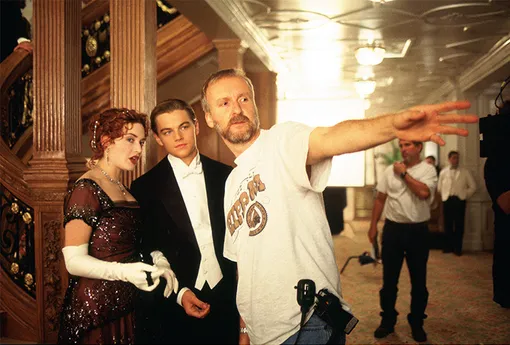 Джеймс Кэмерон, Кейт Уинслет и Леонардо Дикаприо во время съемок фильма «Титаник», 1997 год