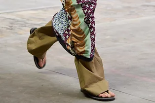 Этим летом носите брюки с парео — как на показе Dries Van Noten Этим летом носите брюки с парео — как на показе Dries Van Noten