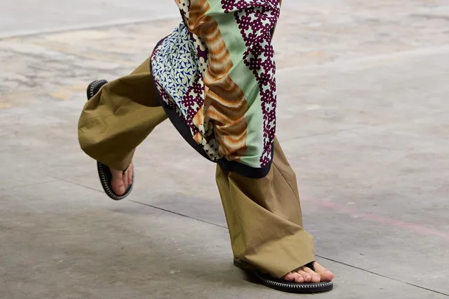 Этим летом носите брюки с парео — как на показе Dries Van Noten