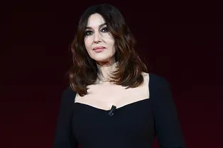 Сама элегантность: Моника Беллуччи в облегающем черном платье на кинофестивале в Турине