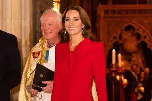 Всего одна вещь для сногсшибательного образа: Кейт Миддлтон в алом платье-пальто на рождественской службе