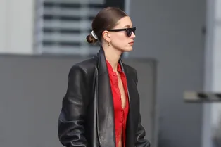 Шелковые брюки, кожаное пальто и ярко-красная блуза — Хейли Бибер в образе Тринити из «Матрицы»