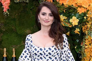 Пенелопа Крус подчеркнула стройную фигуру в платье-футляре Zac Posen