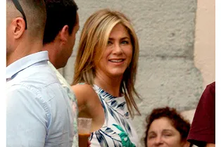 Идеальные летние наряды и постоянная улыбка: Дженнифер Энистон на съемках в Италии