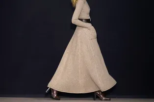 8 модных платьев, которые хорошо смотрятся с сапогами