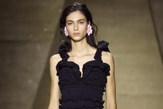 Какое маленькое черное платье купить в 2026 году: 7 главных трендов