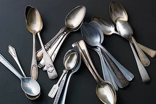 Почему ложка — один из лучших инструментов для макияжа Почему ложка — один из лучших инструментов для макияжа