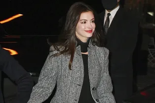 Редкий выход: элегантная Энн Хэтэуэй в очень коротком трикотажном платье с вырезом на прогулке с мужем