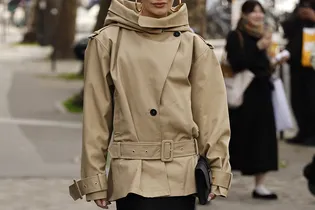 Самый модный тренч весны — укороченный. Вот 5 способов его стилизовать