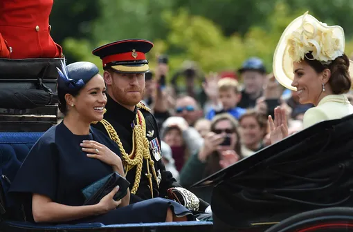 На пальце Меган Маркл переливается кольцо, подаренное принцем Гарри На пальце Меган Маркл переливается кольцо, подаренное принцем Гарри