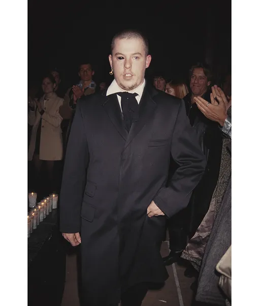 Александр МакКуин во время показа Alexander McQueen осень-зима 1996