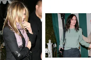 Дженнифер Энистон в кожаных брюках и кроссовках на платформе на ужине с Кортни Кокс