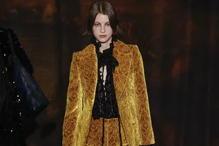 Бархатный жакет — покупка, которой стоит порадовать себя в преддверии Нового года