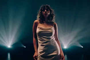 Селена Гомес в платье-комбинации на голое тело блистает в новом клипе Селена Гомес в платье-комбинации на голое тело блистает в новом клипе