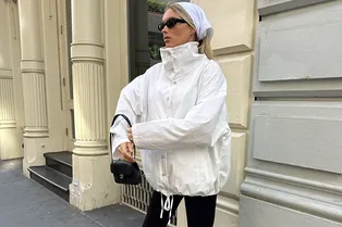 В прохладные летние дни вам не обойтись без этой белой куртки В прохладные летние дни вам не обойтись без этой белой куртки