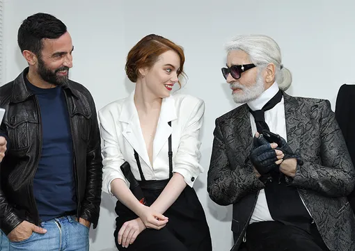 Николя Жескьер, Эмма Стоун и Карл Лагерфельд Николя Жескьер, Эмма Стоун и Карл Лагерфельд