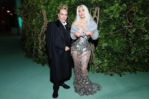Джон Гальяно и Ким Кардашьян в Maison Margiela на The 2024 Met Gala Джон Гальяно и Ким Кардашьян в Maison Margiela на The 2024 Met Gala