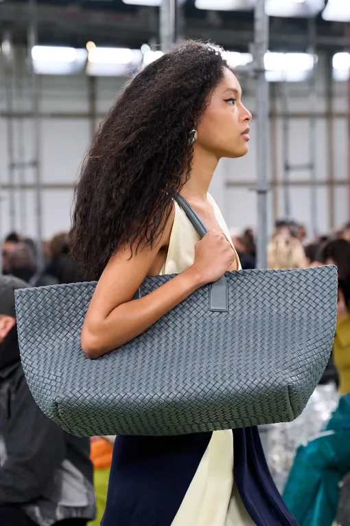 Сумка Cabat в коллекции Bottega Veneta осень-зима 2022/23