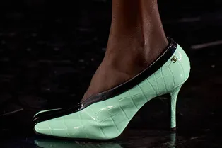 Туфли с квадратным мысом — подиумный тренд, который легко впишется в повседневный гардероб