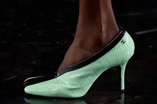 Туфли с квадратным мысом — подиумный тренд, который легко впишется в повседневный гардероб