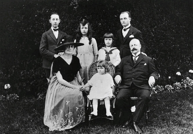 Семья Диор в своем саду, 1920 год. В середине между родителями сидит Кэтрин. Сзади слева направо – Кристиан, Жаклин, Бернар и Раймонд