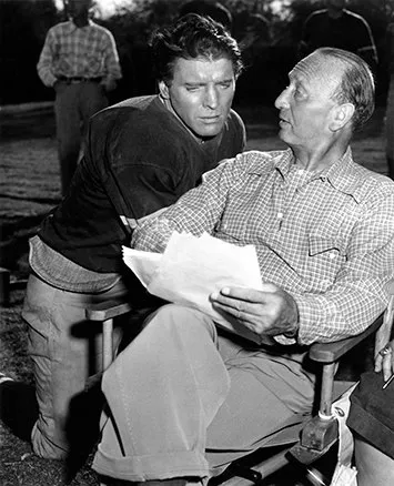 Берт Лакнкастер и режиссер Майкл Кертис на съемках фильма Man of Bronze (1951) о Джиме Торпе Берт Лакнкастер и режиссер