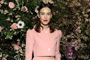 Костюм с юбкой макси и полоска голого живота: Алекса Чанг поддержала начинающего дизайнера