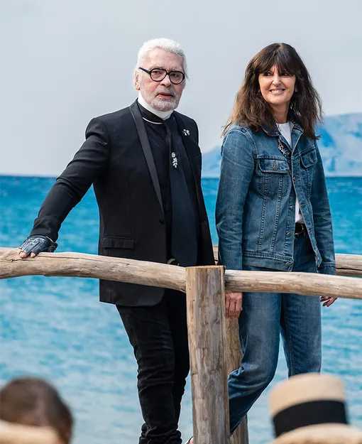 Виржин Веар и Карл Лагерфельд на показе Chanel весна-лето 2019