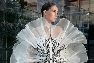 Мелисандра из «Игры престолов» стала звездой показа Iris van Herpen Мелисандра из «Игры престолов» стала звездой показа Iris van Herpen