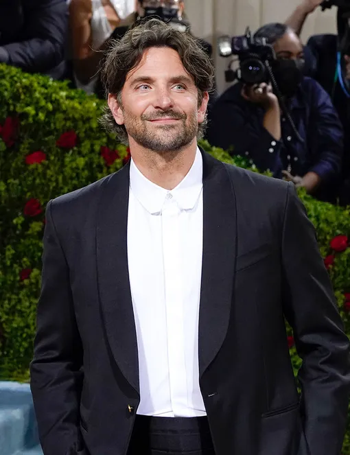 Брэдли Купер на Met Gala 2022 Брэдли Купер на Met Gala 2022