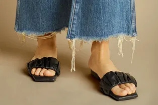 Практичные и оригинальные: модные сандалии, названные в честь резинки для волос
