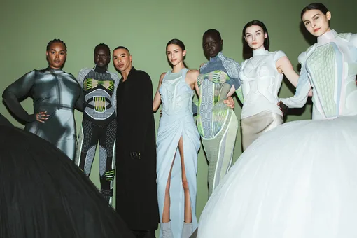 Оливье Рустен c моделями в футуристичных платьях на показе Balmain осень-зима 2022/23