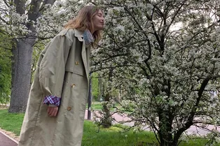 Почему оверсайз-тренч и белые кроссовки — лучшее комбо