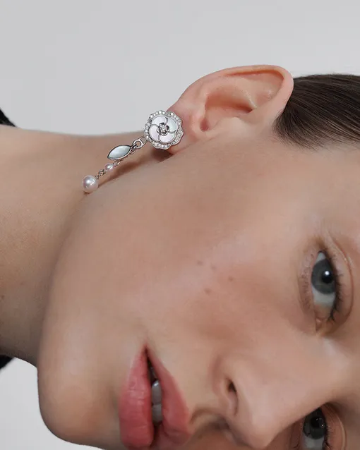 Золотые серьги CAMÉLIA с бриллиантами и жемчугом Серьги CAMÉLIA