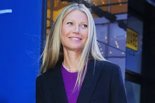 Гвинет Пэлтроу в костюме цвета спелого винограда и строгом пальто на телешоу