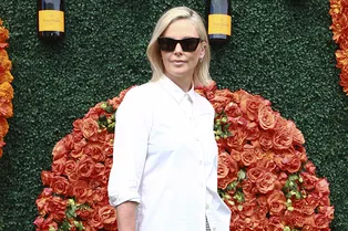 Как безупречно выглядеть в самых базовых вещах — посмотрите на Шарлиз Терон