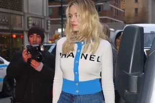 Марго Робби в кардигане Chanel и джинсовых кюлотах в Нью-Йорке