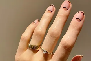 Снова в моде: 10 идей для французского маникюра