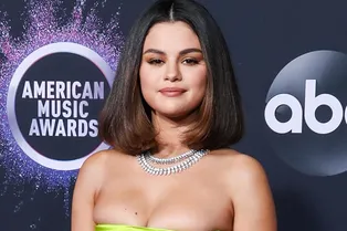 Селена Гомес в платье с вырезом на голое тело поднимает настроение фанатам Селена Гомес в платье с вырезом на голое тело поднимает настроение фанатам