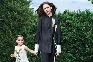 Саша Пивоварова с дочерью Мией в рекламе демократичной коллекции Виктории Бекхэм Саша Пивоварова с дочерью Мией в рекламе демократичной коллекции Виктории Бекхэм