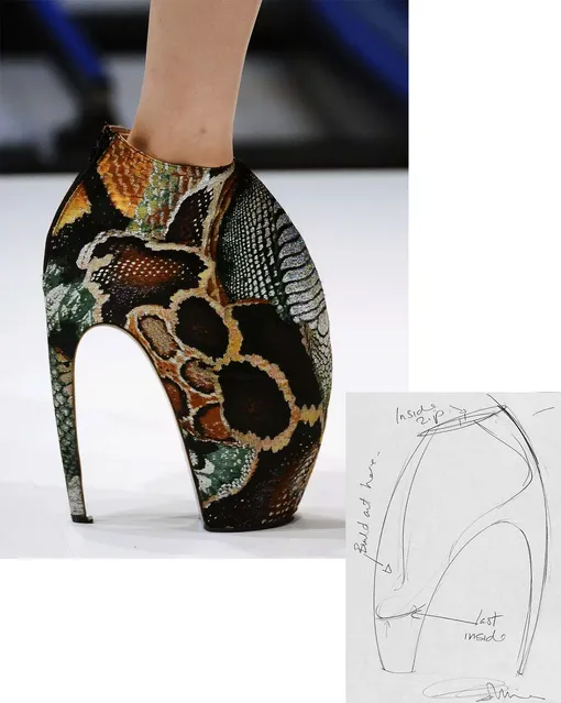 Туфли-броненосцы («Armadillo») из коллекции Alexander McQueen весна-лето 2010 Туфли-броненосцы («Armadillo») из коллекции Alexander McQueen весна-лето 2010