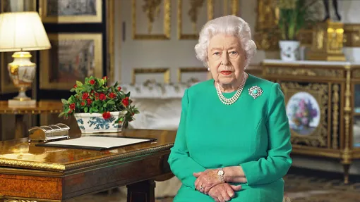 Елизавета II изменила цвет помады ради обращения к нации