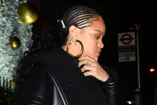 Кожаные брюки — идеальная альтернатива коктейльному платью в холода