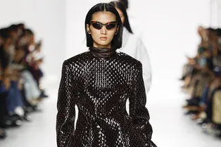 Сделано женщиной для женщин: почему Bottega Veneta Луиз Троттер — лучший модный дебют в Милане Сделано женщиной для женщин: почему Bottega Veneta Луиз Троттер — лучший модный дебют в Милане