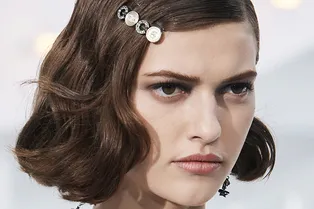 Если мешает челка, то заколите ее красивыми заколками, как в детстве