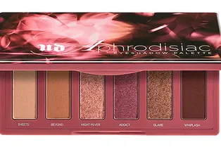 Стойкий тон-стик, хайлайтер-роза и другие бьюти-новинки